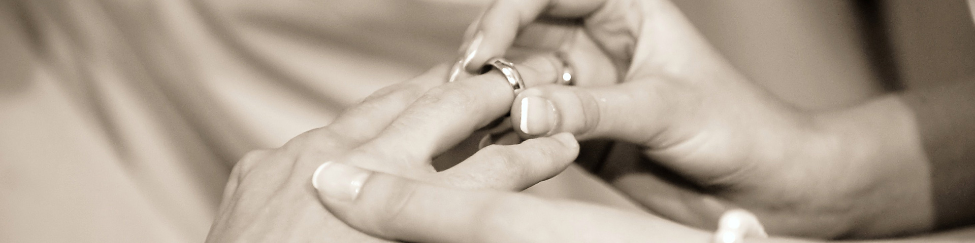 photo wedding, putting ring on finger
